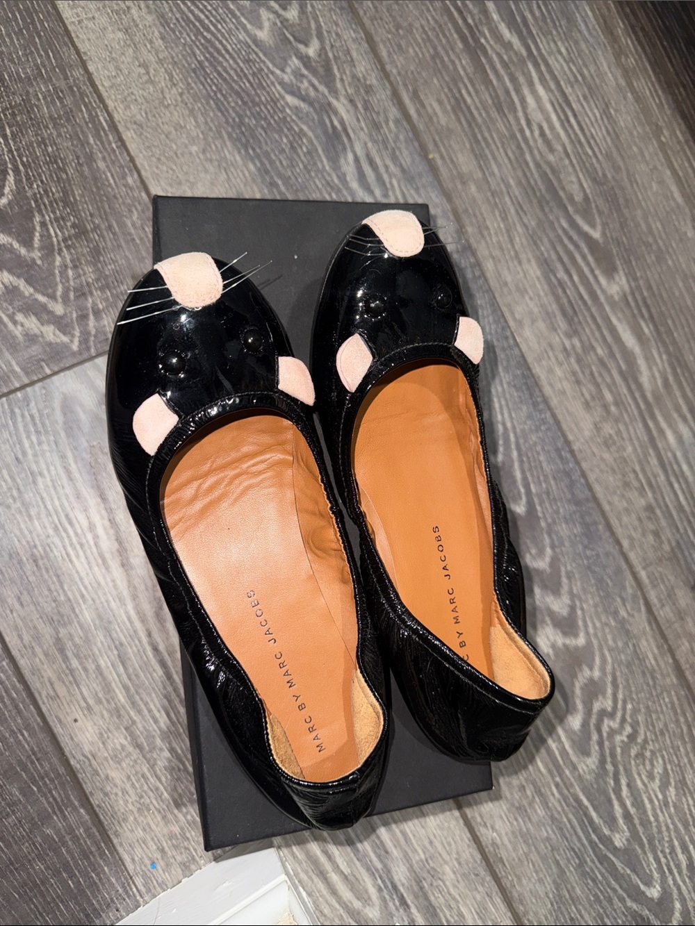 MBMJ MARC BY MARC JACOBS PATENT MOUSE FLATS 37 - Picture 2 of 6